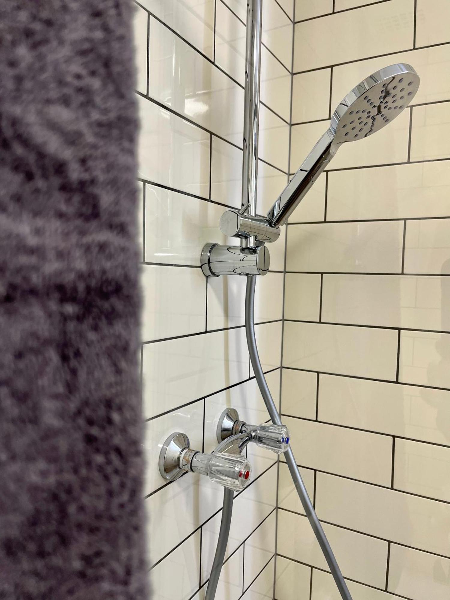 Terracotta Apartment - Zentral, Parken, Netflix, Kontaktloses Einchecken, Kingsize-Bett Wuppertal Ngoại thất bức ảnh