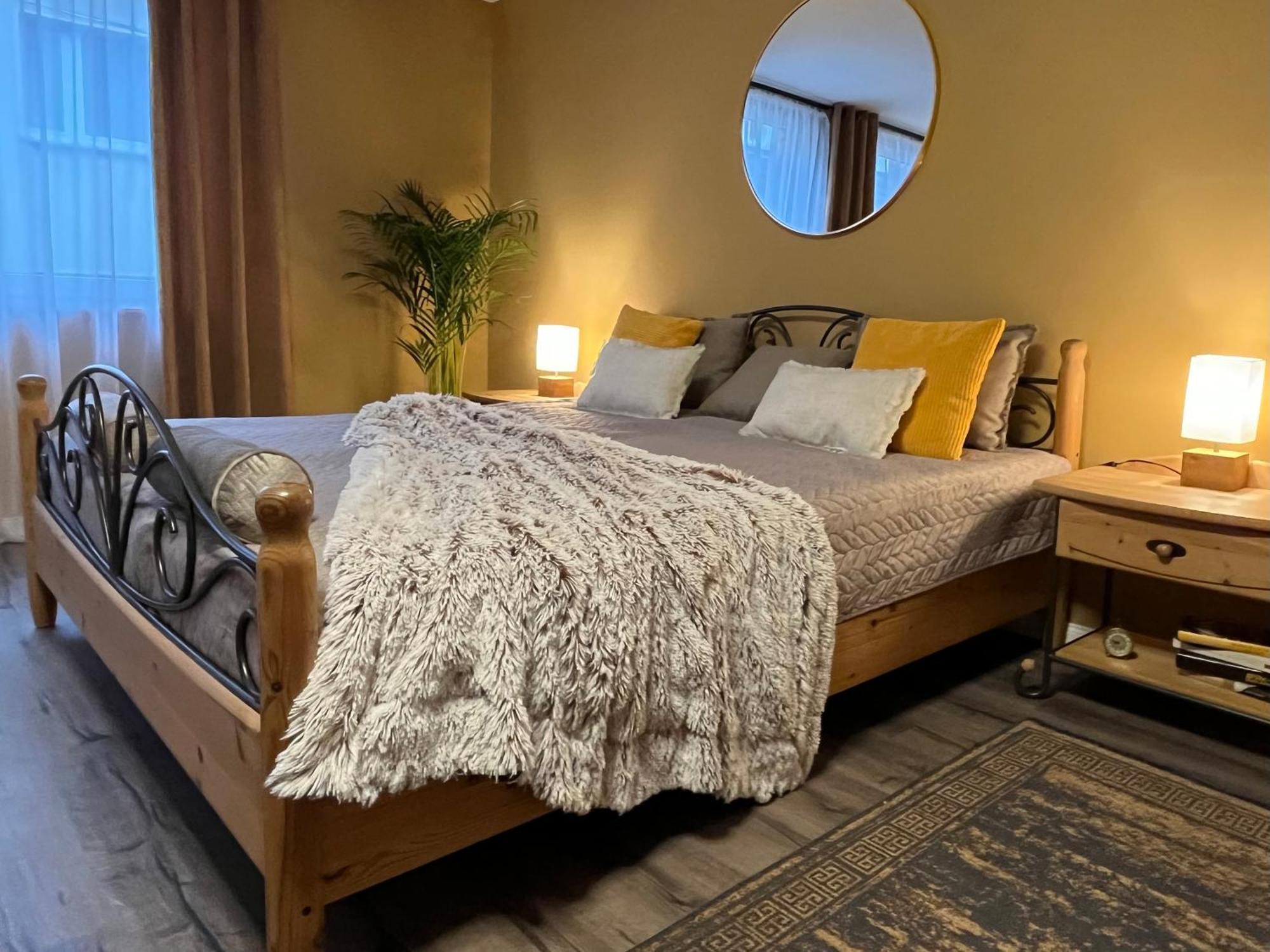 Terracotta Apartment - Zentral, Parken, Netflix, Kontaktloses Einchecken, Kingsize-Bett Wuppertal Ngoại thất bức ảnh